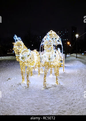 Moskau, Russland - 13. Januar 2019. Park Altufevo, glühende Zusammensetzung Photozone Cinderella kutsche Festliche installation Stockfoto