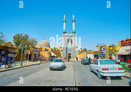 YAZD, IRAN - 18. OKTOBER 2017: Spaziergang entlang der Geschäfte und Cafés der Moschee Jame Straße auf der Jame Moschee (Freitagsmoschee) mit blauen Fliesen- Portal Stockfoto