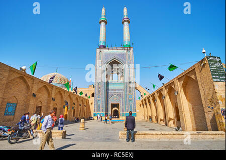 YAZD, IRAN - Oktober 18, 2017: Das Eingangsportal (Iwan) Der Jameh Moschee (Freitagsmoschee), mit hohen Minaretten geschmückt, einzigartige Albert stil Kacheln ein Stockfoto