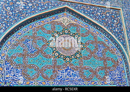 Details der reichen Fliesen- Dekoration auf dem Portal der Jameh Moschee, die stellare, florale und geometrische Blau gamma Muster sind benachbarte mit islamischen cal Stockfoto