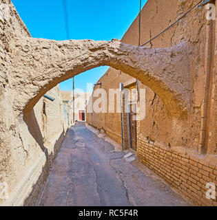 Yazd ist der beste Ort, um die Atmosphäre der mittelalterlichen Östliche Wüste Stadt mit gut erhaltenen adobe Nachbarschaften, leere Wände zu leben Bauten, kuch zu fühlen Stockfoto