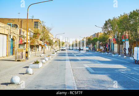 YAZD, Iran, 18. Oktober 2017: qiyam Street ist mit kleinen Geschäften, Cafés, souvenirstände von Khan Basar, der Komplex von Amir Chakhmaq auf b Stockfoto