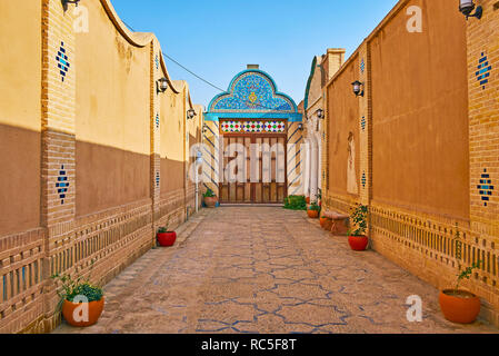 YAZD, Iran, 18. Oktober 2017: Die mittelalterlichen Gebäude der Yazd Bar Association bietet traditionellen schmalen Innenhof mit Fliesen- Mustern verziert, auf Octo Stockfoto