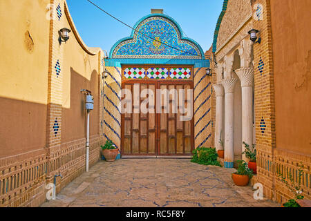 YAZD, Iran, 18. Oktober 2017: Das Gebäude der Yazd Bar Association bietet hervorragende Kacheln, geschnitzte Stuck Muster und Mauerwerk, am 18. Oktober in Yazd. Stockfoto