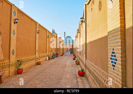 YAZD, Iran, Oktober 18, 2017: Der lange, schmale innere Hof historische Herrenhaus von Yazd Bar Association mit Adobe Wände, Mauerwerk und g eingerichtet Stockfoto