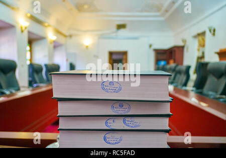 YAZD, Iran, 18. Oktober 2017: Der Stapel von Büchern auf dem Tisch in der Konferenzsaal von Yazd Bar Association, am 18. Oktober in Yazd. Stockfoto