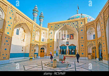 YAZD, IRAN - 18. OKTOBER 2017: Innenhof des Imam Zadeh Jafar Schrein mit Waschung Brunnen, Mauern, Kuppel und Minaretten in islamischen Muster der Fliese und Stockfoto