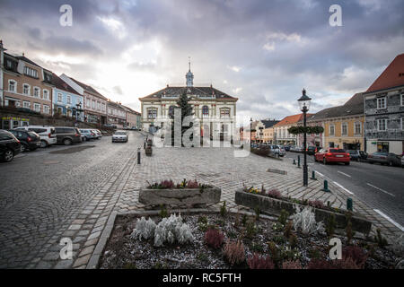 Rathaus der Stadt Weitra an einem trüben Wintertag, Waldviertel, Österreich Stockfoto