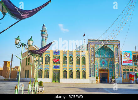 YAZD, IRAN - Oktober 18, 2017: Das Quadrat der Imam Zadeh Jafar Heiligtum vor dem modernen islamischen Komplex, am 18. Oktober in Yazd. Stockfoto