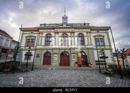 Rathaus der Stadt Weitra an einem trüben Wintertag, Waldviertel, Österreich Stockfoto