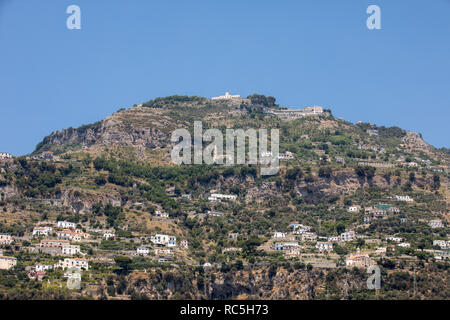 Exklusive Villen und Apartments an der felsigen Küste von Amalfi. Kampanien. Italien Stockfoto