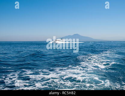 Sorrento, Italien, 13. Juni 2017: Bootsfahrt vor den Vesuv in der Bucht von Neapel Sorrent Resort Stadt. Italien Stockfoto