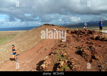 Rand des Kraters auf Montana Roja, Playa Blanca, Lanzarote, Kanarische Inseln, Spanien. Stockfoto