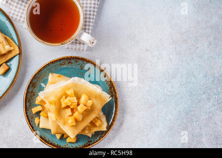 Crepes serviert mit karamellisierten Äpfeln zum Dessert. Pfannkuchen Woche. Ansicht von oben. Kopieren Sie Platz. Stockfoto