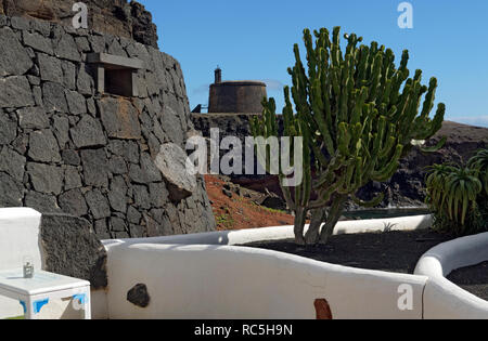 Torre Del Aguila / Castillo De Las Coloradas, Playa Blanca, Lanzarote, Spanien. Stockfoto