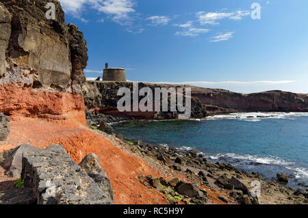 Torre Del Aguila / Castillo De Las Coloradas, Playa Blanca, Lanzarote, Spanien. Stockfoto