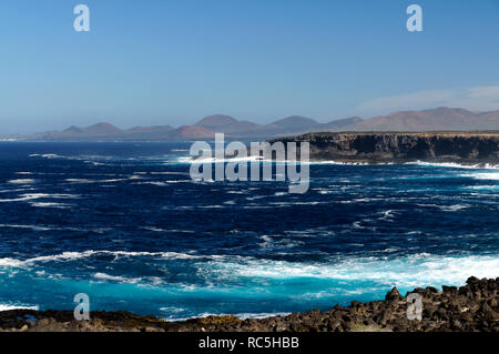 Dramatische Atlantischen Meer, entlang der Küste des Rubicon Wüste, Playa Blanca, Lanzarote, Kanarische Inseln, Spanien. Stockfoto