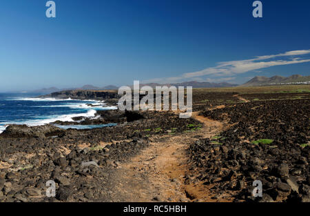 Dramatische Atlantischen Meer, entlang der Küste des Rubicon Wüste, Playa Blanca, Lanzarote, Kanarische Inseln, Spanien. Stockfoto