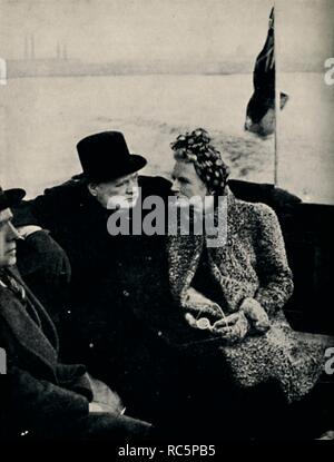 "Die Prime Minister's Besuch in London Docks', c 1940 (1945). Schöpfer: Unbekannt. Stockfoto