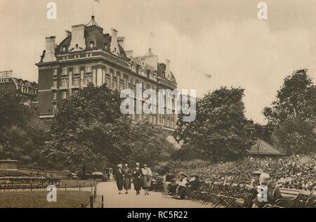 'Villiers Street Abschnitt der Victoria Garden und einen Blick auf das Cecil Hotel', c 1935. Schöpfer: Donald McLeish. Stockfoto