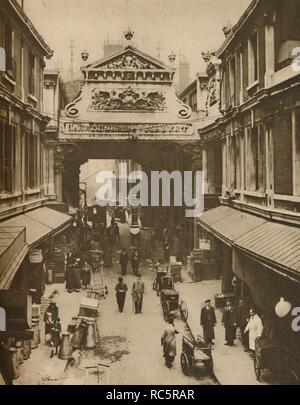 "Gracechurch Street Eingang zum Leadenhall Market - Stadt Clearing House für Geflügel', c 1935. Schöpfer: Donald McLeish. Stockfoto