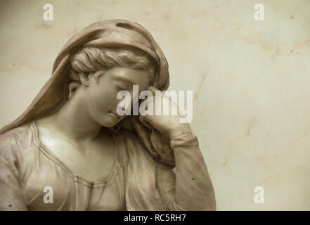 Weibliche Skulptur, Bath Abbey, Somerset Stockfoto