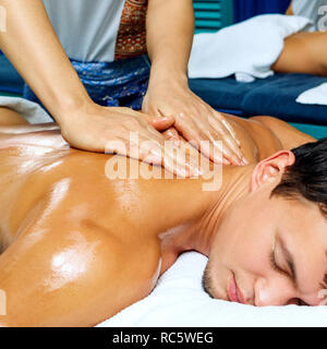 Mann in Thai Massage mit Öl. Stockfoto