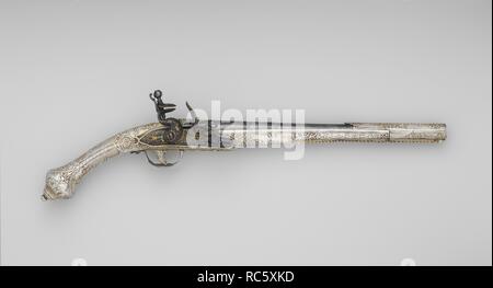 Flintlock Pistol. Kultur: Balkan, Lock und barrel Europäischen (wahrscheinlich Französisch). Abmessungen: L 20 cm. (57,1 cm); L. des Zylinders 13 1/2 in. (34,3 cm); L. der Verriegelung, 4 5/8 in. (11,8 cm); Cal. .65 in. (16,5 mm); Wt. 2 lb. 12 oz. (1304.1 g). Datum: 18. Museum: Metropolitan Museum of Art, New York, USA. Stockfoto
