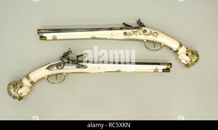 Paar Flintlock Pistolen. Kultur: südlichen Niederländischen, Aachen. Abmessungen: L. von jeweils 19 3/8 in. (49,2 cm); L. von jedes Fass 12 3/16 in. (30,9 cm); Cal. Jedes barrel .52 in. (13,2 mm); Wt. Jeder 2 lb. 3 oz. (992 g). Büchsenmacher: Leonardus Graeff (Aachen (Deutschland), aktiv. 1670-80). Datum: Ca. 1675-85. Obwohl die Holländer in allgemeinen Stil, diese Pistolen sind ungewöhnlich, da sie in Aachen gemacht wurden, anstatt Maastricht und weil die Helme auf der Pistole butts sind separat in vergoldetem Silber anstatt aus Elfenbein geschnitzt. Museum: Metropolitan Museum of Art, New York, USA. Stockfoto