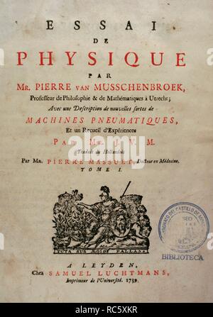 Petrus (Pieter) van Musschenbroek (Leiden, 1692 - Leiden, 1761). Médico y físico neerlandés. Ensayo DE FÍSICA. Con una Descripción de Nuevos tipos de máquinas neumáticas. Tomo I. Obra del holandés al Francés traducida por Pierre Massuet. Obra editada en Leiden, paises Bajos, 1739. Biblioteca Histórico Militar de Barcelona. Cataluña. España. Stockfoto