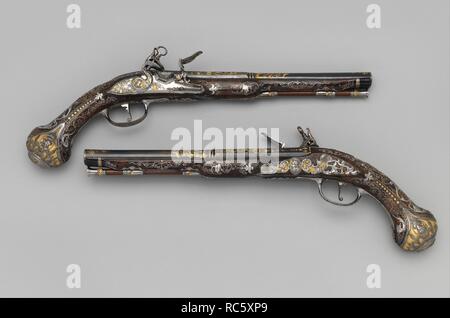 Paar Flintlock Pistolen für Ferdinand IV., König von Neapel und Sizilien (1751-1825). Barrelsmith: Emanuel Esteva (Spanisch, in Neapel, Italien aktiv, aufgenommen ca. 1768-73). Kultur: Italo-Spanish, Neapel. Abmessungen: L. von jeweils 17 3/8 in. (44,1 cm); L. von jedes Fass 11 1/16-in. (28,1 cm); Cal. .63 in. (16,0 mm); Wt. Jeder 2 lb. 4 oz. (1021 g). Büchsenmacher: Michele Battista (Spanisch, in Neapel, Italien aktiv, aufgenommen ca. 1760-90). Hersteller: Royal Arms Manufaktur in Torre Annunziata (Italienisch, Neapel, gegründet 1757). Datum: Ca. 1768. Die königliche Waffenfabrik in Neapel wurde ich Stockfoto