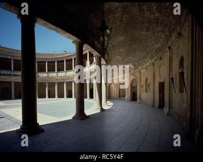 PATIO DEL PALACIO DE CARLOS V - ARQUITECTURA RENACENTISTA - SIGLO XVI. Autor: Machuca, Pedro. Lage: PALACIO DE CARLOS V. SPANIEN. Stockfoto