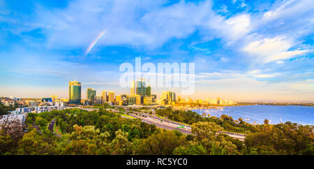 Perth Australien. Die Stadt leuchtende in der späten Nachmittagssonne mit einem Regenbogen Overhead als vom Aussichtspunkt in Kings Park, Perth, Western Australia gesehen Stockfoto