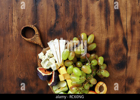 Vorspeisen Tabelle und Wein. Obst und Käse auf dem Holzbrett. Wein Vorspeisen Stockfoto