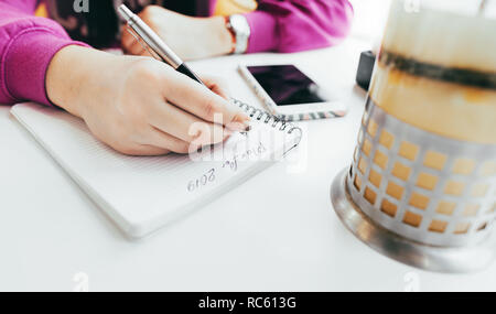 Junge Frau macht Plan für 2019 im Coffee Shop. Plan für 2019 Konzept Stockfoto