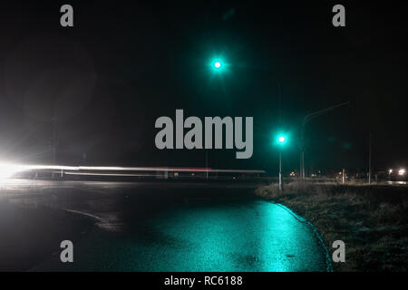 Ampel zeigt Grün in feuchten Nacht. Stockfoto