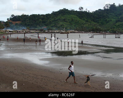 Limbe, Sud-Ouest/Kamerun - 13. Oktober 2009: Männer Sport spielen am Strand in der Stadt Limbe, Kamerun. Stockfoto