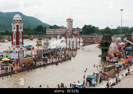 Hardiwar, Uttarakhand/Indien, 19. August 2011: Leute baden in dem heiligen Fluss Ganges Stockfoto