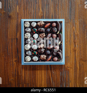 Handgemachte Schokolade oder Bonbons in der Box. Diese Schokolade ist köstlich, natürliche, organische Luxus und gesund. Stockfoto