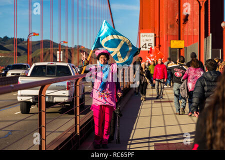 Menschen, die auf der Golden Gate Bridge in San Francisco protestieren gegen Präsident Trump und seine vorgeschlagene Wand an der mexikanischen Grenze Stockfoto