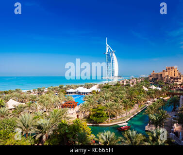 Blick auf Luxus Resort Hotels im Madinat Jumeirah, Burj Al Arab Hotel bis zu hinteren in Dubai in den Vereinigten Arabischen Emiraten Stockfoto