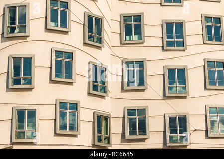 Tanzendes Haus von Prag oder Ginger und Fred, Tančící dům, von Frank Gehry und Vlado Milunic, Prag, Böhmen, Tschechien, Europa Stockfoto