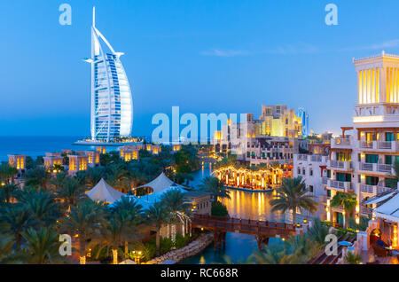 Blick auf Luxus Resort Hotels im Madinat Jumeirah, Burj Al Arab Hotel bis zu hinteren in Dubai in den Vereinigten Arabischen Emiraten Stockfoto