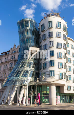 Tanz House Prag oder Ginger und Fred, Tančící dům, von Frank Gehry und Vlado Milunic, Prag, Böhmen, Tschechien, EU, Europa Stockfoto