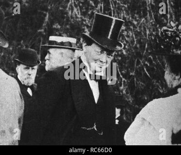 Winston Churchill erfüllt Wahlkreises auf einer Gartenparty in Manchester, August 1907 Stockfoto