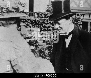 Winston Churchill erfüllt Wahlkreises auf einer Gartenparty in Manchester, August 1907 Stockfoto