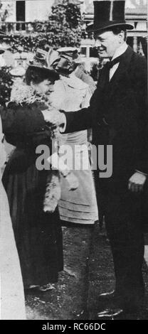 Winston Churchill erfüllt Wahlkreises auf einer Gartenparty in Manchester, August 1907 Stockfoto