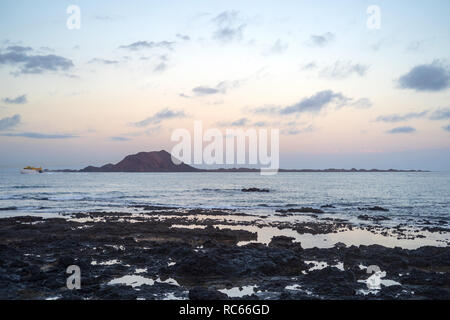 Die Insel Lobos, Abendlicher Blick vom Strand von Corralejo auf Fuerteventura, Kanarische Inseln, Spanien Stockfoto