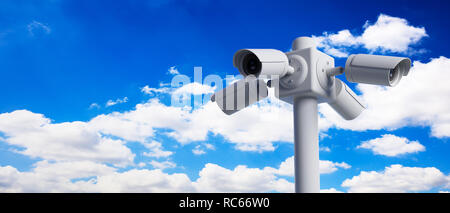 Sicherheit Kameras CCTV-System. Überwachung Nocken auf Pole auf blauer Himmel, Banner, kopieren. 3D-Darstellung Stockfoto