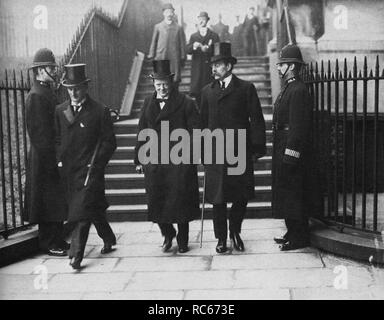 Sir Edward Grey, Winston Churchill und Lord Crewe Verlassen einer Kabinettssitzung nach dem Sieg der Liberalen bei den allgemeinen Wahlen am 14. Februar 1910 Stockfoto